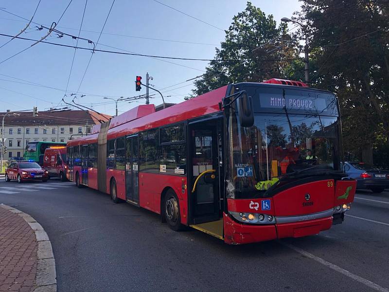 Čtvrteční ranní nehoda trolejbusu a dvou aut na českobudějovickém Mariánském náměstí zkomplikovala dopravu.