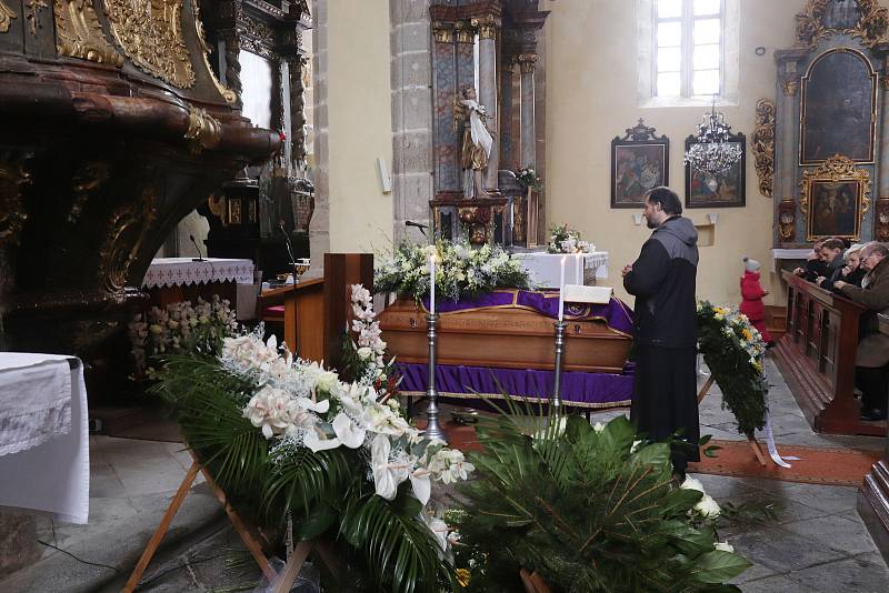 Pohřeb faráře Marcina Żelazného v Trhových Svinech.