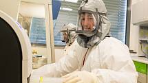 Martin Palus s kolegy testují na koronavirus.