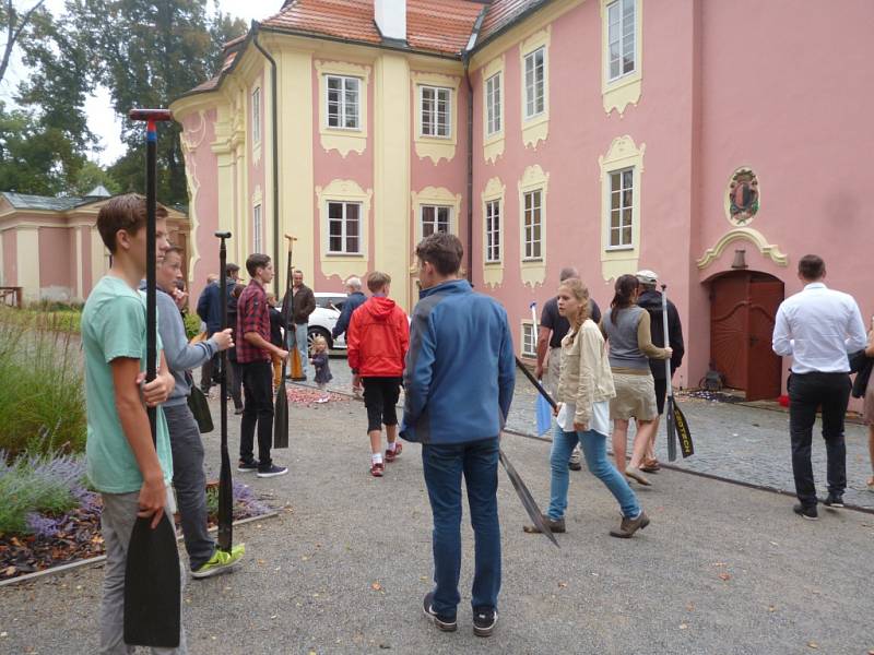 Na zámku Mitrowicz v Kolodějích si řekli "ano" trenér (a bývalý úspěšný kanoista) KKJ Týn nad Vltavou Václav Krampl a Irena Řeháčková.