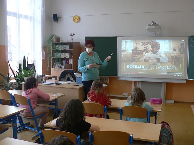 V pondělí 8. listopadu 2021 se na školách znovu testovali žáci na koronavir. Na snímku je první podobné testování, které se konalo na jaře v ZŠ Nová v Č. Budějovicích.