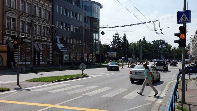 Kvůli opravám části Husovy ulice vznikla nová světelná křižovatka.