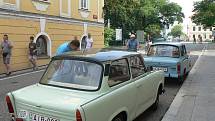 Trabanty maďarských turistů v českobudějovické Krajinské ulici při výletě po Evropě. Vozy v dokonalém stavu budily velkou pozornost kolemjdoucích.