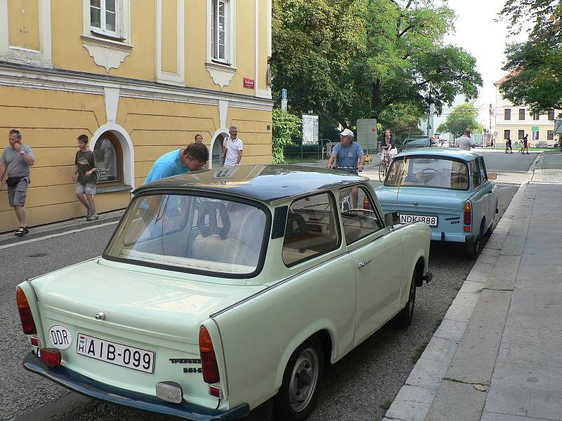 Trabanty maďarských turistů v českobudějovické Krajinské ulici při výletě po Evropě. Vozy v dokonalém stavu budily velkou pozornost kolemjdoucích.