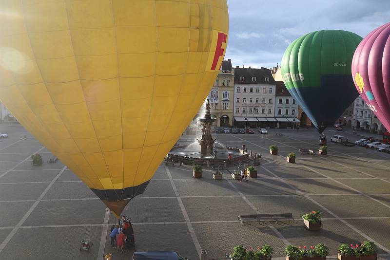 Čtyři horkovzdušné balony vzlétly ve čtvrtek v ranních hodinách z českobudějovického náměstí Přemysla Otakara II.