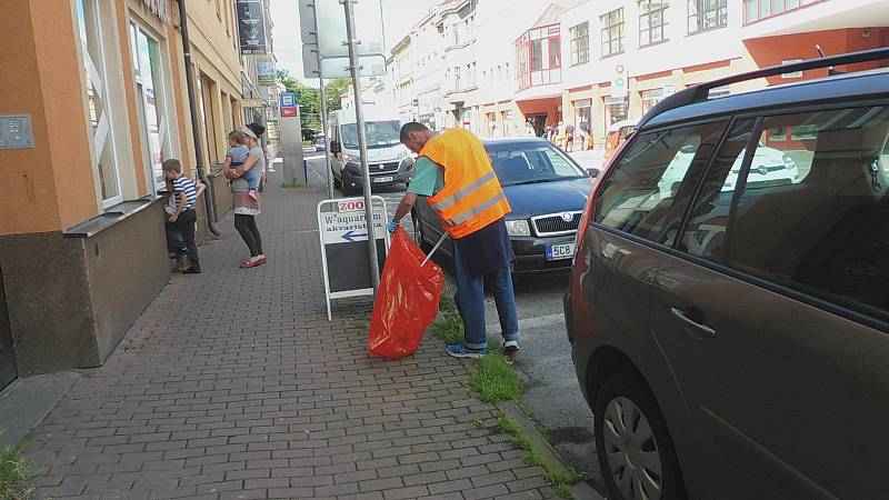 Budějčtí bezdomovci uklízeli v pátek 3. července Rudolfovskou třídu. Vedl je dobrovolník František. Za odměnu dostanou stravenky.