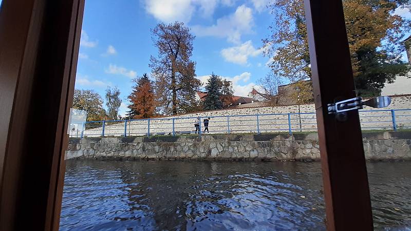 Netradiční výhledy na centrum Budějovic přímo z hladiny řeky se nabízejí z plavidel, kterými se můžete svézt po Malši i Vltavě.