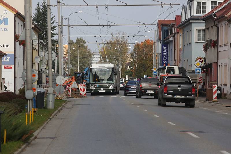 Lidická ulice se opravuje.