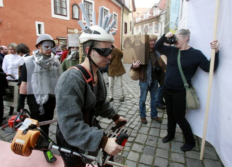 Studenti malíře Jiřího Surůvky vzdali Schielemu hold po svém: s křovinořezem a motorovou pilou.