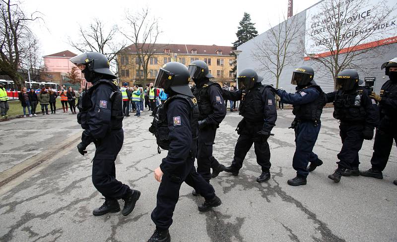 Motor nehrál. Přesto z českobudějovické Budvar Arény vyváděli policisté nevychované fanoušky. Celkem 250 lidí se zapojilo do součinnostního policejního cvičení.