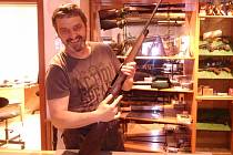 Josef Svěchota v oboru prodeje zbraní a střeliva pracuje dlouhé roky. Svým zákazníkům tak dovede s nákupem odborně poradit.