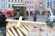Mohutné dřevěné kříže připomínaly týden na českobudějovickém náměstí Přemysla Otakara II. Velikonoce. V pátek je dobrovolníci odvezli.
