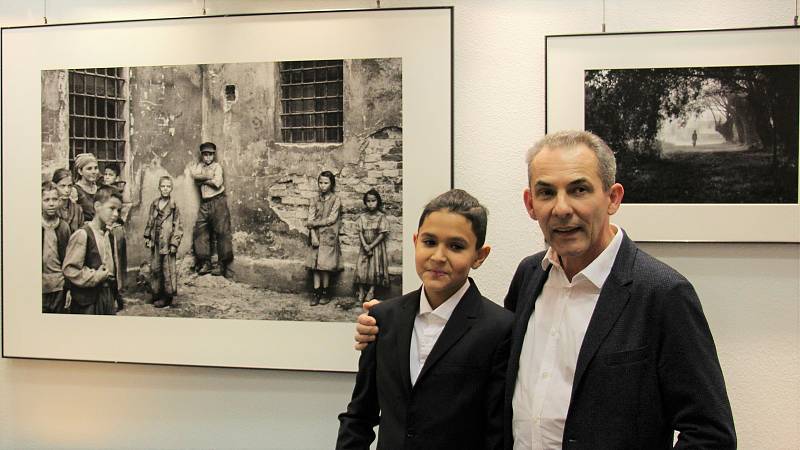 Městská knihovna v Táboře vystaví fotografie z natáčení filmu Nabarvené ptáče. (Foto: Český rozhlas České Budějovice)