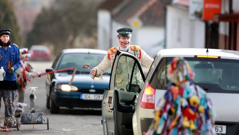 V jižních Čechách začaly 15. února lidové veselice před začátkem postního období. Na snímku je jeden z prvních vesnických karnevalů - růžičková masopustní koleda v Nesměni na Českobudějovicku.  