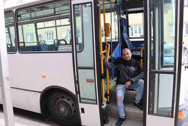 Poslední jízda autobusu Karosa číslo 18 v Českých Budějovicích. Na snímku s řidičem Matyášem Palkovičem.