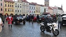 Sraz motorkářů na budějovickém náměstí Přemysla Otakara II. na Štědrý den v poledne.