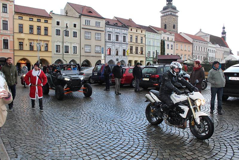 Sraz motorkářů na budějovickém náměstí Přemysla Otakara II. na Štědrý den v poledne.