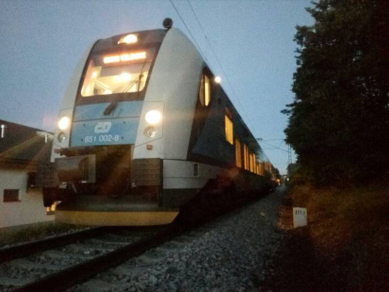 Ve středu večer se v Českých Budějovicích v Novohradské ulici u Mladého střetlo osobní auto s vlakem, Řidič od nehody ujel.