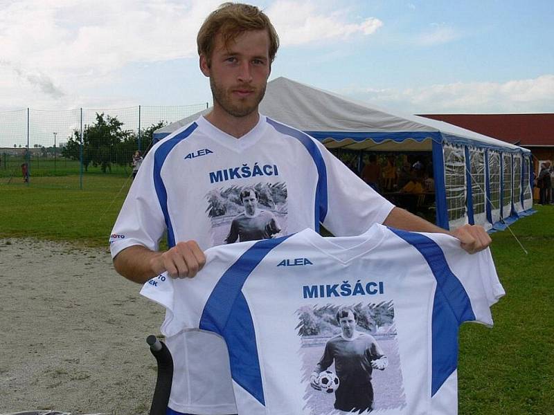 Slavným fotbalistiou Týna byl Josef Mikšovský