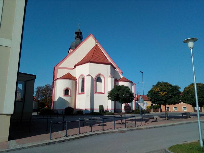 Kostel sv. Víta v Rudolfově je dominantou města.