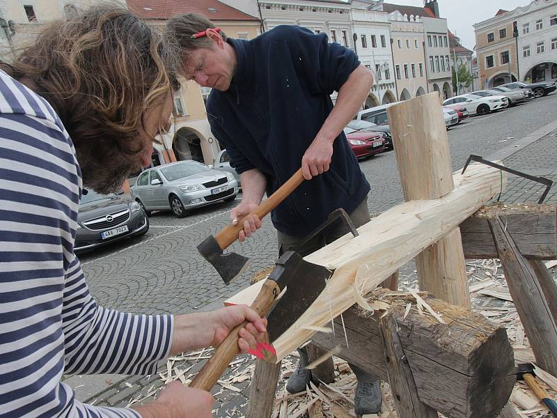 Velikonoční zvyky,tesání křížů na českobudějovickém náměstí