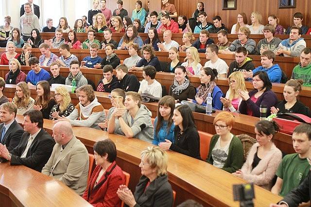 Miloš Zeman se zastavil na střední škole stavební, kde debatoval se studenty.