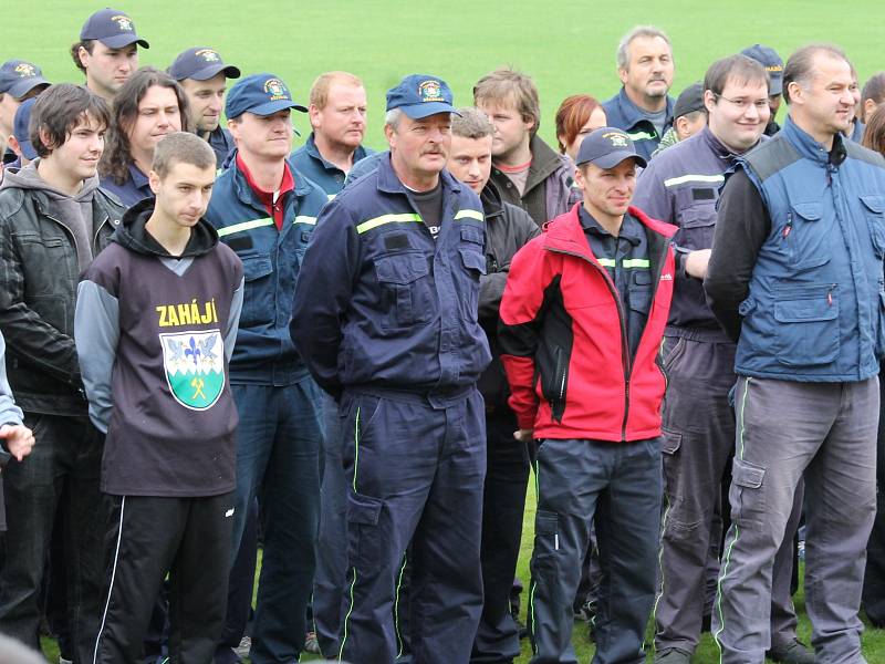 Dobrovolným hasičům patřilo v sobotu fotbalové hřiště ve Zlivi. Sedmičlenné týmy převážně z Českobudějovicka, složené z žen i mužů, tady zápolily v požárním sportu O pohár ředitele Jaderné elektrárny Temelín.