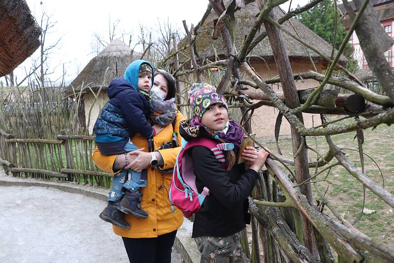 Zoo Ohrada v Hluboké nad Vltavou otevřena.  Zoo navštívila také Kateřina Mikešová s Emanem a  Honzou.