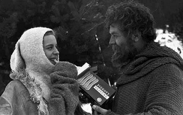 Poetický snímek, na němž se v zimě piškoty občerstvují Magda Vášáryová a Vladimír Menšík. 