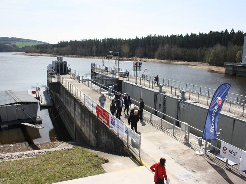 Dokončená plavební komora byla oficiálně otevřena na hněvkovické přehradě.