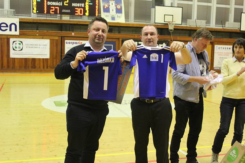 Basketbalisté vybrali na pomoc Karolínce a Rozárce částku 61 tisíc korun.