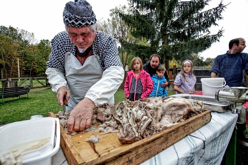 Klasickou českou zabijačku a všechno, co k ní patří, předvedli v sobotu lidem na Borovanském mlýně. Závodilo se i v přípravě nejlepší jitrnice.