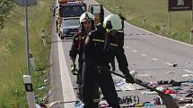 Dopravu na hlavním tahu mezi Českými Budějovicemi a Pískem komplikovala v pondělí odpoledne nehoda autobusu a dvou dodávek.