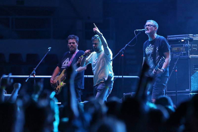 Hokejová Budvararena hostila rockový festival. Vrcholem večera byly Tři sestry.