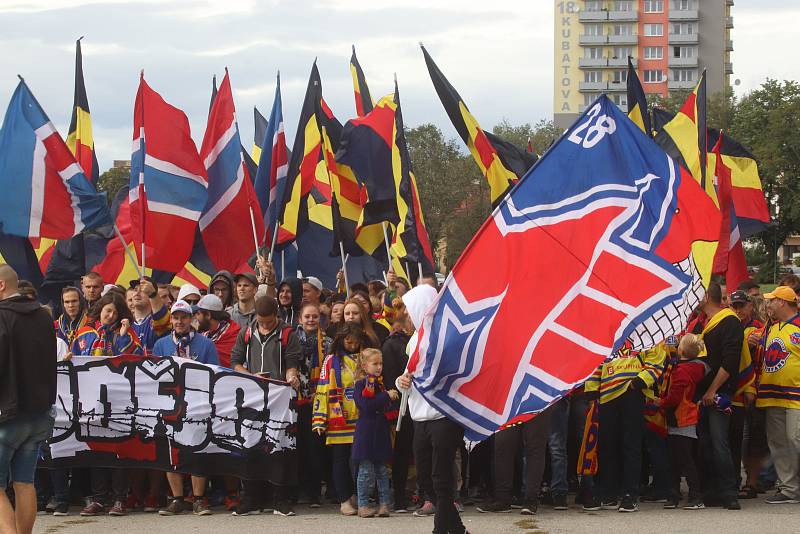 Fanouškové Motoru na tradičním pochodu k českobudějovickému zimnímu stadionu