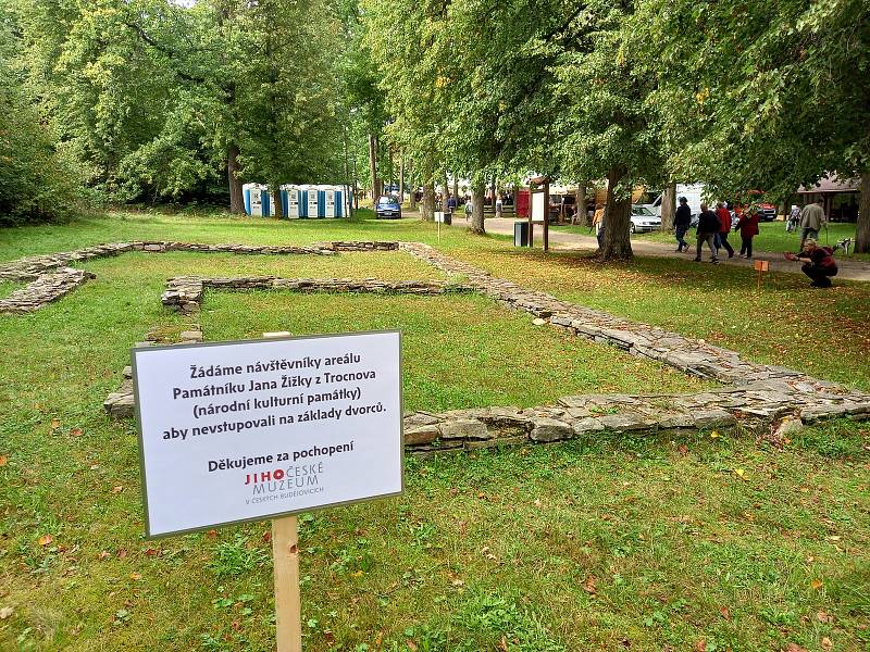 V areálu památníku nedaleko Borovan na Českobudějovicku vzniká unikátní archeoskanzen.