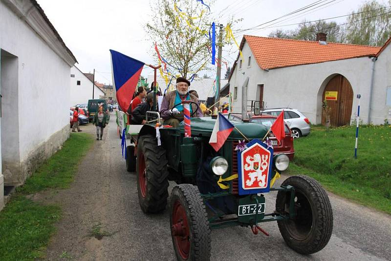 Život v pohraničí z let 1945 - 89 mapuje putovní výstava fotografií s názvem Stories, která začne 22. června v Nové Bystřici na Jindřichohradecku. Na snímku recesistická oslava 1. máje v obci Sedlo.