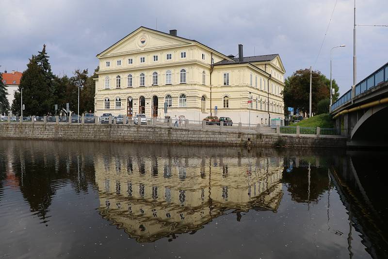 Graffiti v podchodu pod Krumlovským mostem u kulturního domu Slavie v Českých Budějovicích. Portréty tam mají Karel Roden a Marta Kubišová.