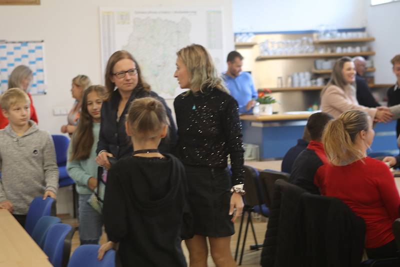 Nadační fond Jihočeské naděje rozdělil výtěžek letošního Kabelkového veletrhu mezi pět talentovaných dětí.