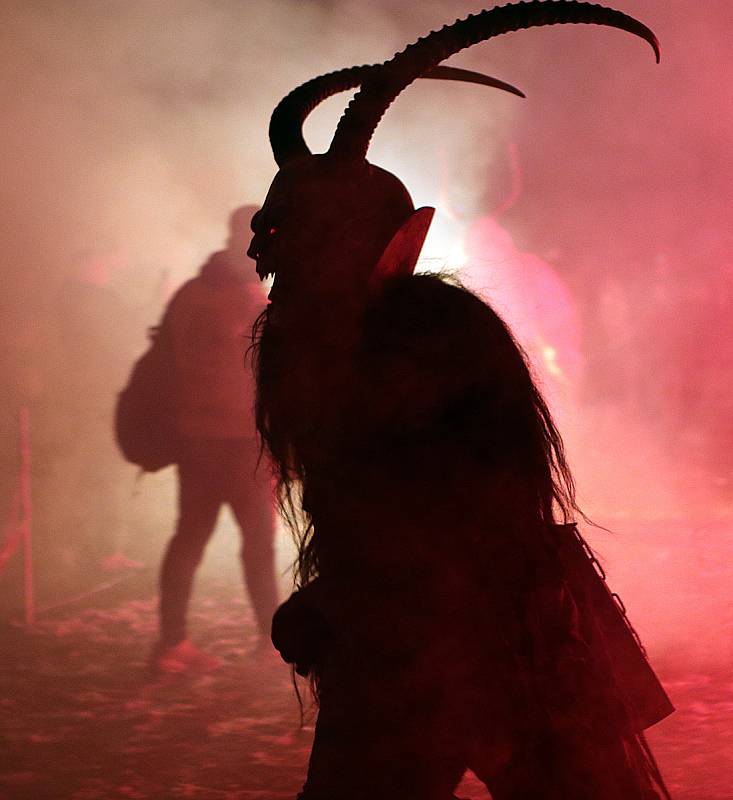 Krampuslauf v Nemanicích na hřišti.