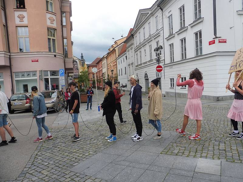 Českobudějovický majáles 2020. Studenti v maskách tentokrát v menším množství prošli městem. Veselí byli i tentokrát.