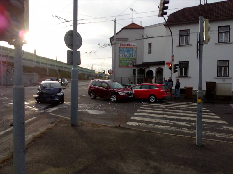 Karambol tří aut vyřadil z provozu Pekárenskou