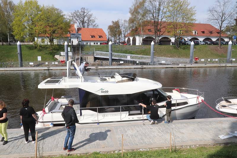 Nový přístav na Vltavě u budějovického Dlouhého mostu byl slavnostně otevřen. Vývaziště je určeno pro menší lodě, kterých by zde mohlo kotvit až dvacet, v závislosti na velikosti.