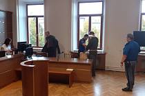 Krajský soud v Českých Budějovicích řeší případ obžalovaného muže ze zneužívání a znásilnění dvou dětí.
