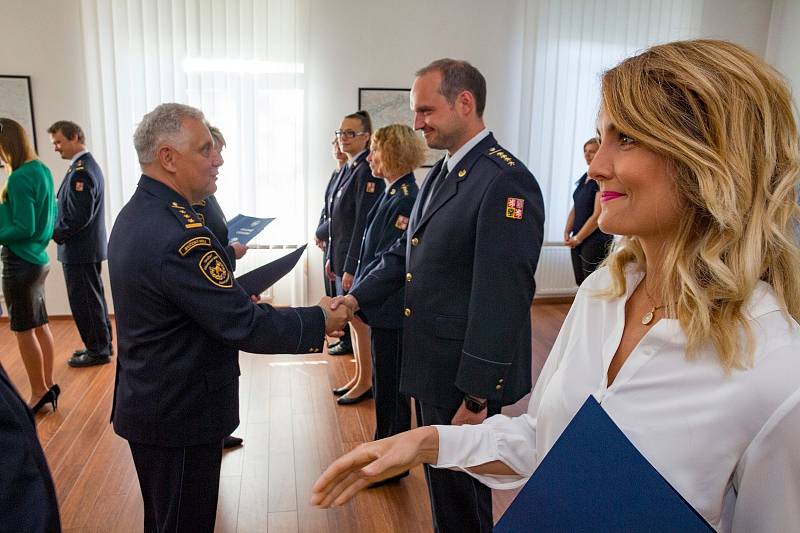 Hasiči převzali z rukou krajského ředitele čestná uznání za práci při pandemii COVID 19.