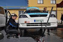 Václav Šejda chystá svůj Opel Astra na víkendovou Rallye Český Krumlov. Za vozem vykukuje v roli mechanika jeho otec Václav senior.