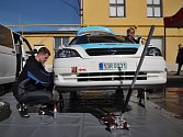 Václav Šejda chystá svůj Opel Astra na víkendovou Rallye Český Krumlov. Za vozem vykukuje v roli mechanika jeho otec Václav senior.
