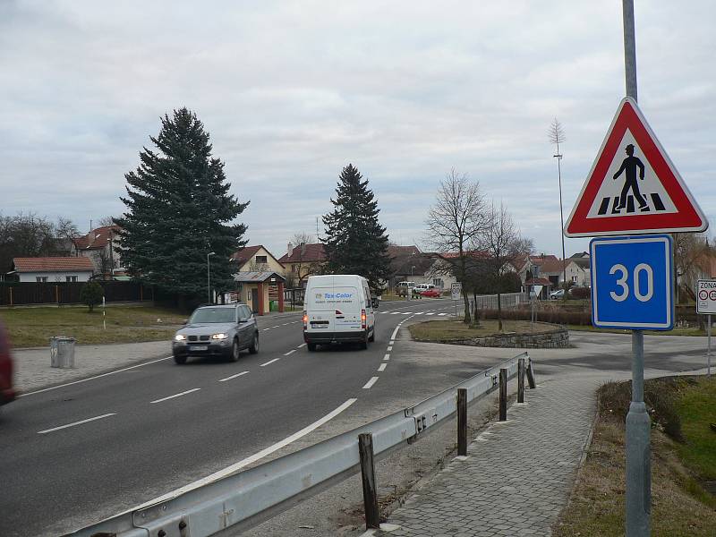 Silnice České Budějovice - Trhové Sviny vede přímo středem Strážkovic. Jihočeský kraj chystá stavbu obchvatu.