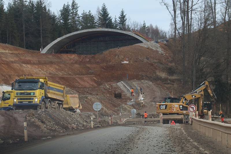 Výstavba dálnice D3 a obchvatu Českých Budějovic, práce u Plava