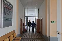Krajský soud v Budějovicích se zabývá případem mladíka z Domažlicka, který měl znásilnit třináctiletou dívku z Budějovicka.